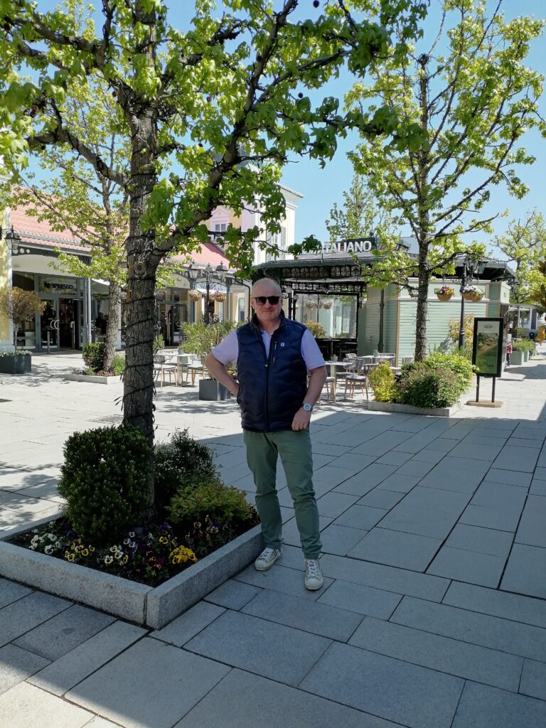 Den schattigen Platz unter einem Baum suchen