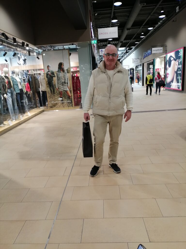 Ankunft in Parndorf um für Muttertag ein Geschenk zu holen.