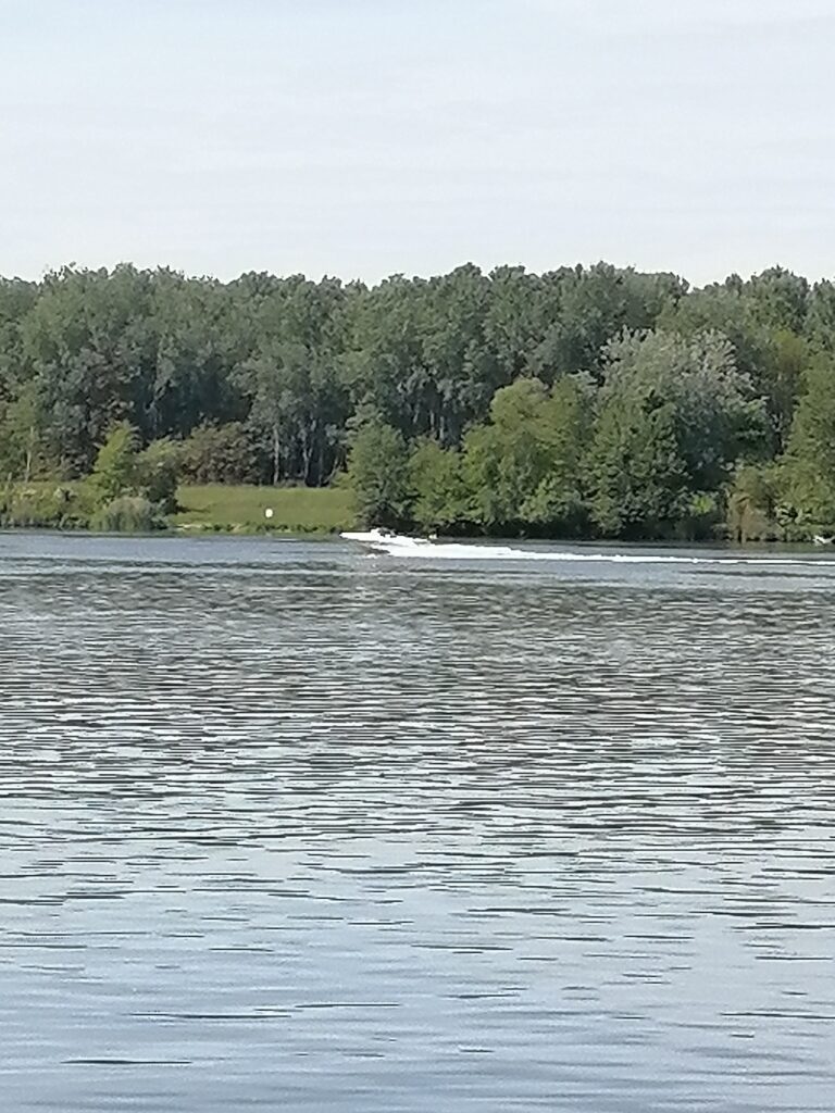 Ein privates Motorboot