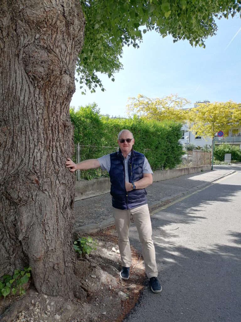 Nach dem Eis Essen in der Konditorei in Tulln am Weg zum Auto
