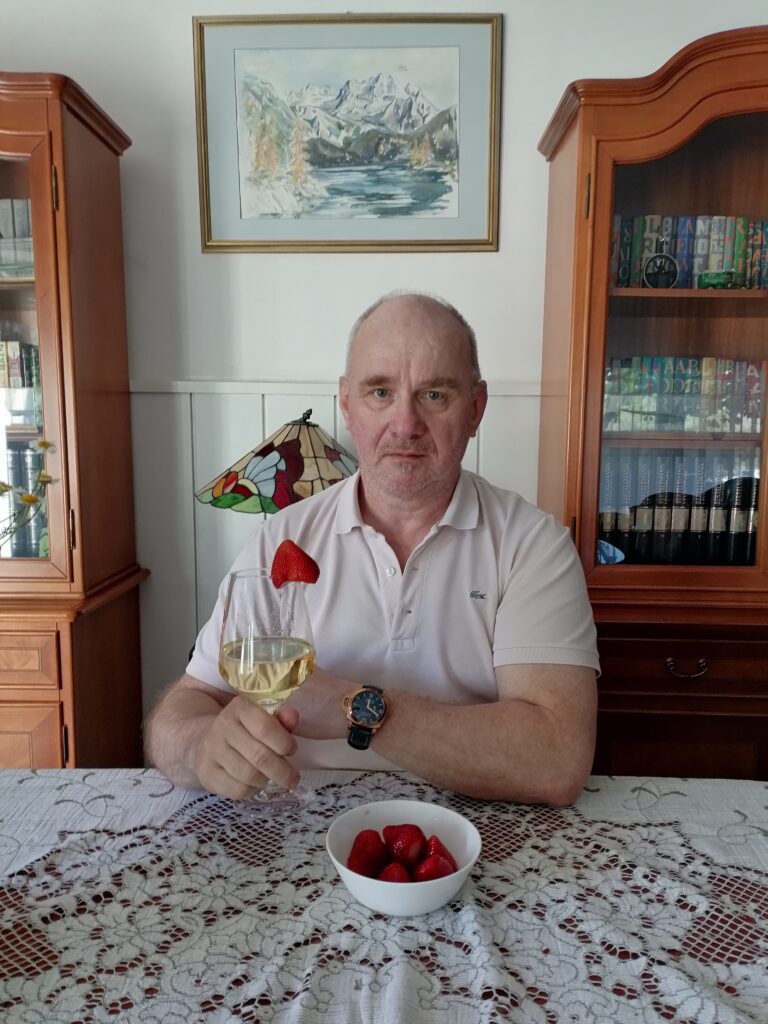 Zuhause mit frischen Erdbeeren den Abschluss feiern vom schönen Tag. 